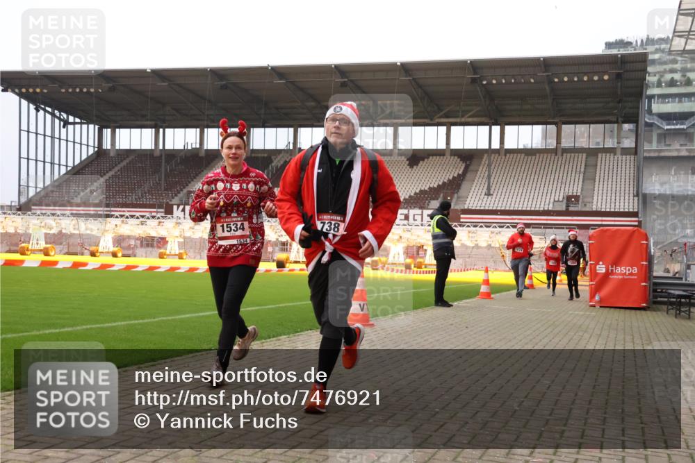 08.12.2024 - St. Pauli X-Mass-Run No. 14 Yannick Fuchs http://msf.ph/oto/7476921 08.12.2024 09:59:15 Ziel 738, 1202, 1534, 1802, 1874, 2983, 3293 meine-sportfotos.de