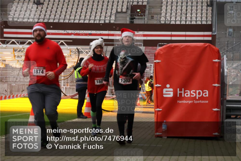 08.12.2024 - St. Pauli X-Mass-Run No. 14 Yannick Fuchs http://msf.ph/oto/7476944 08.12.2024 09:59:17 Ziel 431, 738, 1202, 1534, 1802, 1874, 2746, 2983, 3293 meine-sportfotos.de