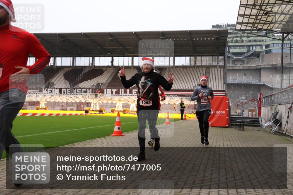 08.12.2024 - St. Pauli X-Mass-Run No. 14 Yannick Fuchs http://msf.ph/oto/7477005 08.12.2024 09:59:21 Ziel 431, 738, 1202, 1534, 1802, 1874, 2746, 3293 meine-sportfotos.de