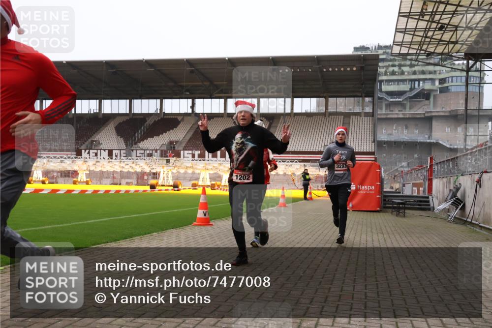 08.12.2024 - St. Pauli X-Mass-Run No. 14 Yannick Fuchs http://msf.ph/oto/7477008 08.12.2024 09:59:21 Ziel 431, 738, 1202, 1534, 1802, 1874, 2746, 3293 meine-sportfotos.de