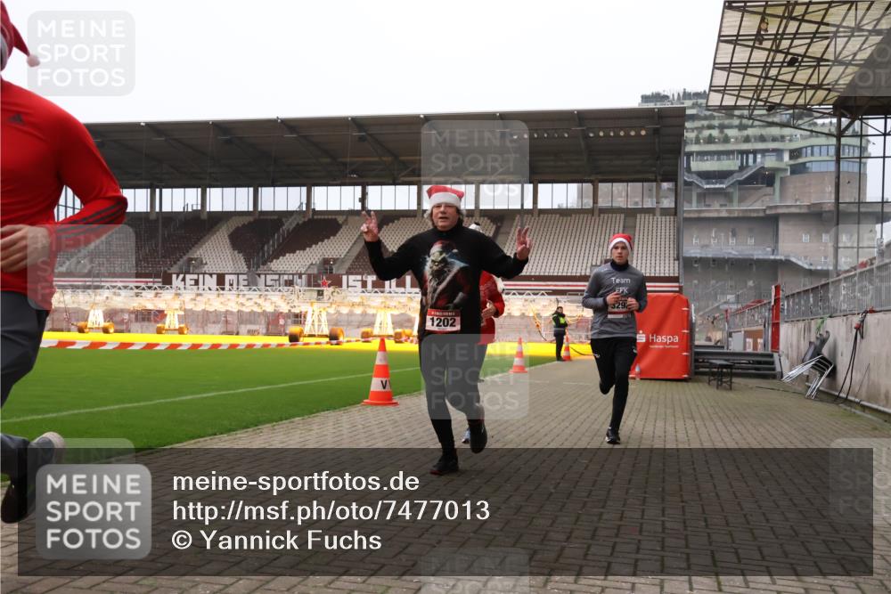 08.12.2024 - St. Pauli X-Mass-Run No. 14 Yannick Fuchs http://msf.ph/oto/7477013 08.12.2024 09:59:21 Ziel 431, 738, 1202, 1534, 1802, 1874, 2746, 3293 meine-sportfotos.de