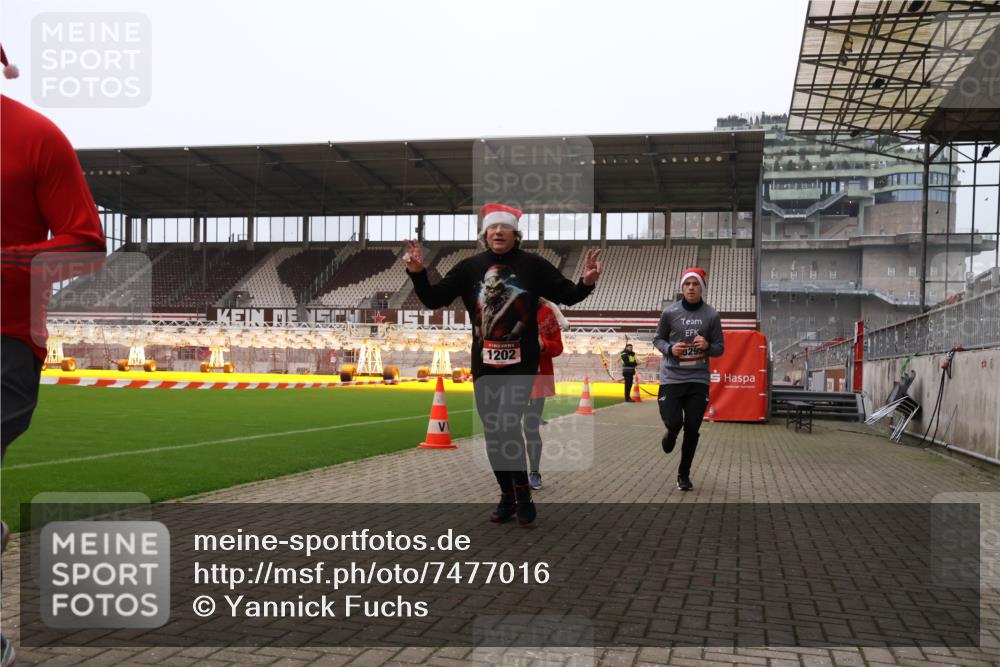 08.12.2024 - St. Pauli X-Mass-Run No. 14 Yannick Fuchs http://msf.ph/oto/7477016 08.12.2024 09:59:21 Ziel 431, 738, 1202, 1534, 1802, 1874, 2746, 3293 meine-sportfotos.de