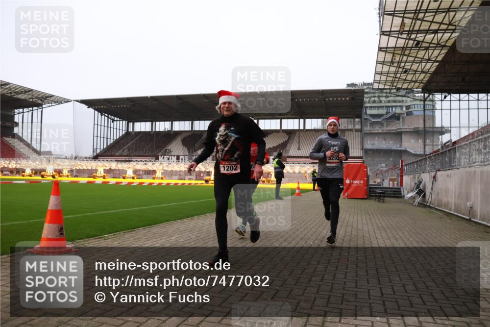 08.12.2024 - St. Pauli X-Mass-Run No. 14 Yannick Fuchs http://msf.ph/oto/7477032 08.12.2024 09:59:21 Ziel 431, 738, 1202, 1534, 1802, 1874, 2746, 3293 meine-sportfotos.de