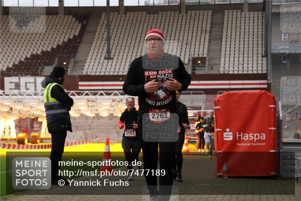 08.12.2024 - St. Pauli X-Mass-Run No. 14 Yannick Fuchs http://msf.ph/oto/7477189 08.12.2024 09:59:36 Ziel 100, 190, 431, 2746, 2762, 2932, 3156, 3157 meine-sportfotos.de