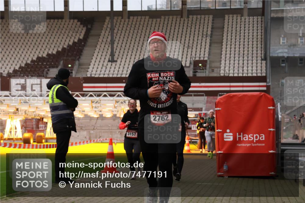 08.12.2024 - St. Pauli X-Mass-Run No. 14 Yannick Fuchs http://msf.ph/oto/7477191 08.12.2024 09:59:37 Ziel 100, 190, 431, 2746, 2762, 2932, 3156, 3157 meine-sportfotos.de