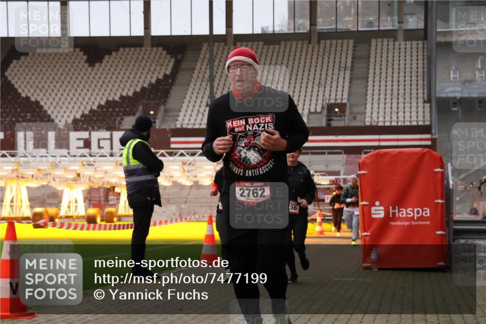 08.12.2024 - St. Pauli X-Mass-Run No. 14 Yannick Fuchs http://msf.ph/oto/7477199 08.12.2024 09:59:37 Ziel 100, 190, 431, 2746, 2762, 2932, 3156, 3157 meine-sportfotos.de