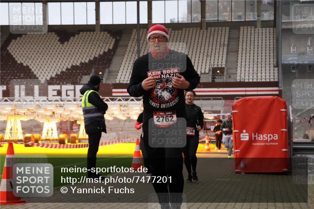 08.12.2024 - St. Pauli X-Mass-Run No. 14 Yannick Fuchs http://msf.ph/oto/7477201 08.12.2024 09:59:37 Ziel 100, 190, 431, 2746, 2762, 2932, 3156, 3157 meine-sportfotos.de