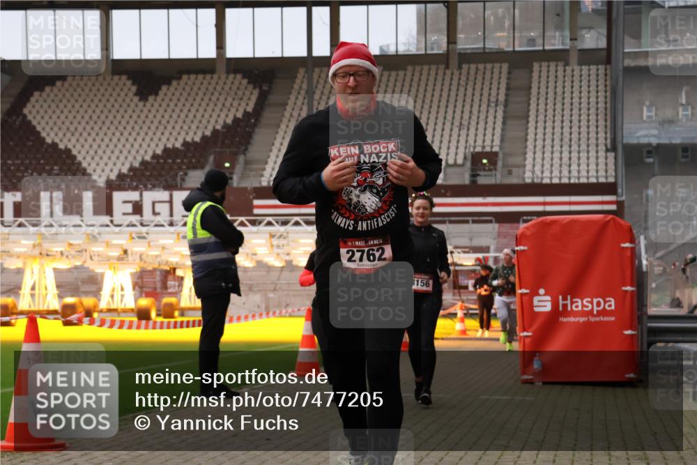 08.12.2024 - St. Pauli X-Mass-Run No. 14 Yannick Fuchs http://msf.ph/oto/7477205 08.12.2024 09:59:37 Ziel 100, 190, 431, 2746, 2762, 2932, 3156, 3157 meine-sportfotos.de