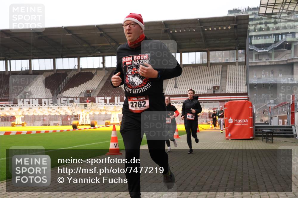08.12.2024 - St. Pauli X-Mass-Run No. 14 Yannick Fuchs http://msf.ph/oto/7477219 08.12.2024 09:59:38 Ziel 100, 190, 431, 2746, 2762, 2932, 3156, 3157 meine-sportfotos.de