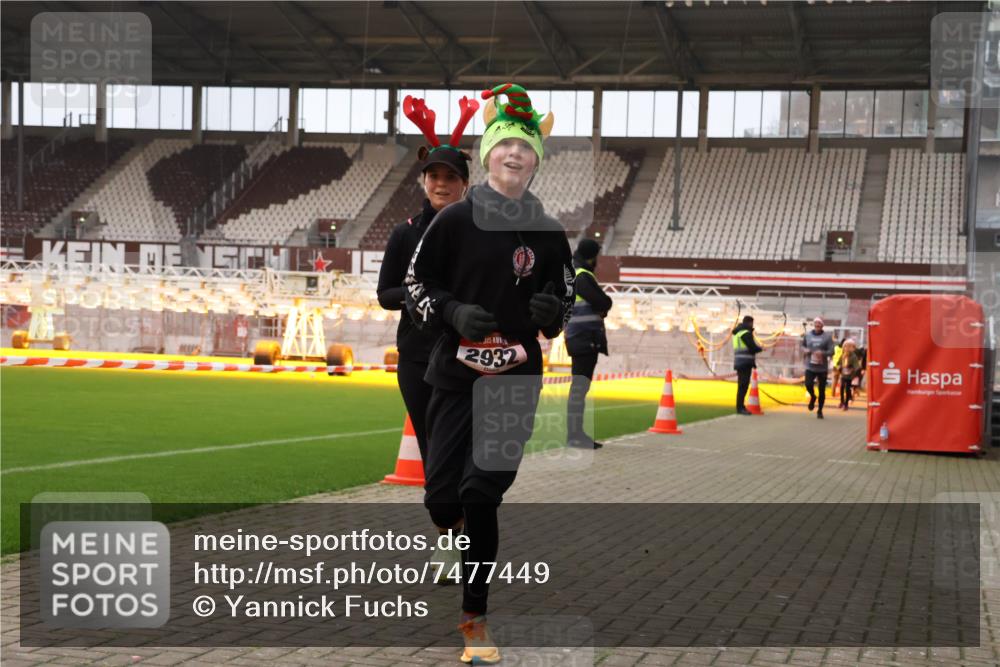 08.12.2024 - St. Pauli X-Mass-Run No. 14 Yannick Fuchs http://msf.ph/oto/7477449 08.12.2024 09:59:53 Ziel 100, 123, 2478, 2480, 2739, 2932, 2958, 3294 meine-sportfotos.de