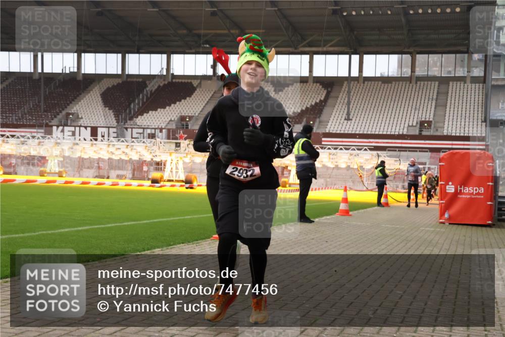 08.12.2024 - St. Pauli X-Mass-Run No. 14 Yannick Fuchs http://msf.ph/oto/7477456 08.12.2024 09:59:53 Ziel 100, 123, 2478, 2480, 2739, 2932, 2958, 3294 meine-sportfotos.de