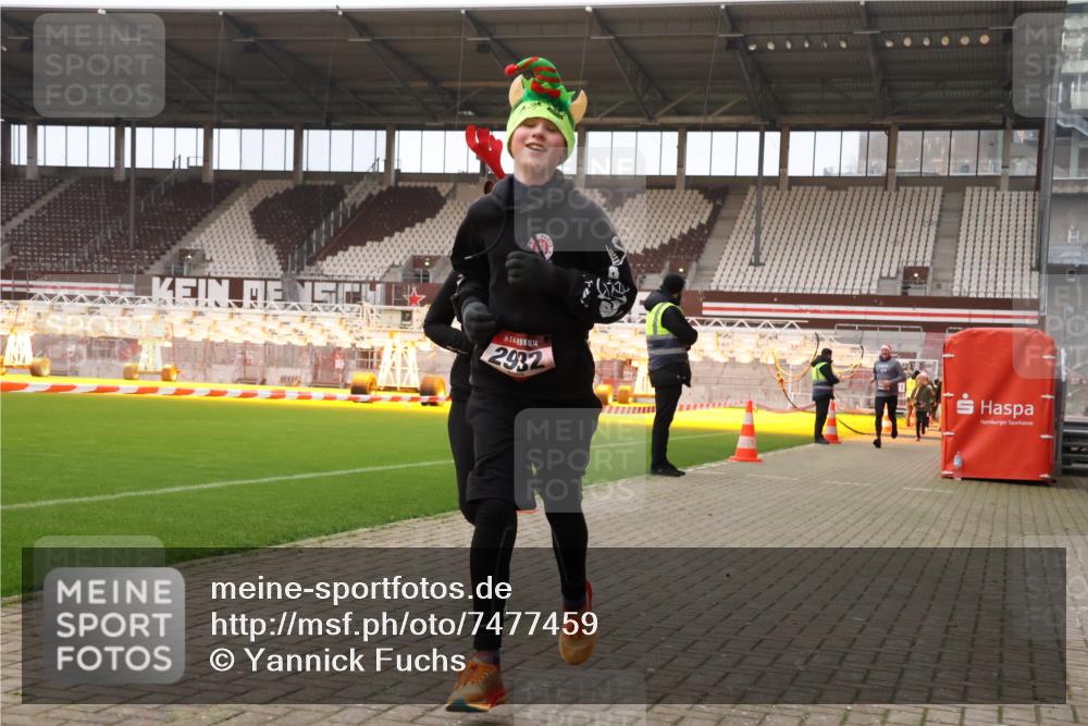 08.12.2024 - St. Pauli X-Mass-Run No. 14 Yannick Fuchs http://msf.ph/oto/7477459 08.12.2024 09:59:53 Ziel 100, 123, 2478, 2480, 2739, 2932, 2958, 3294 meine-sportfotos.de