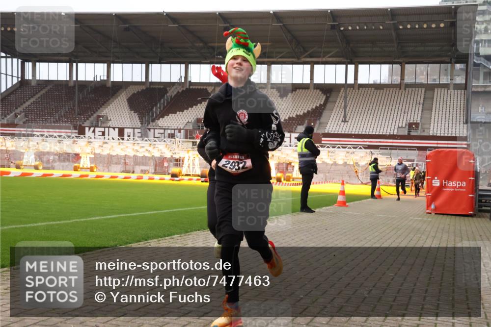 08.12.2024 - St. Pauli X-Mass-Run No. 14 Yannick Fuchs http://msf.ph/oto/7477463 08.12.2024 09:59:53 Ziel 100, 123, 2478, 2480, 2739, 2932, 2958, 3294 meine-sportfotos.de