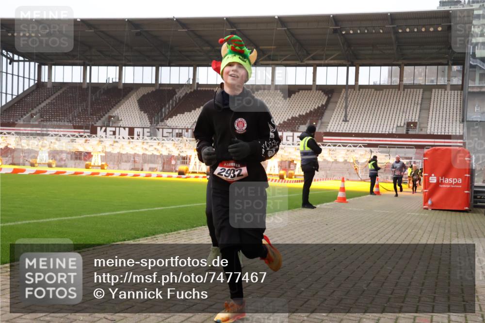 08.12.2024 - St. Pauli X-Mass-Run No. 14 Yannick Fuchs http://msf.ph/oto/7477467 08.12.2024 09:59:53 Ziel 100, 123, 2478, 2480, 2739, 2932, 2958, 3294 meine-sportfotos.de