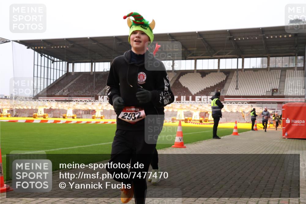 08.12.2024 - St. Pauli X-Mass-Run No. 14 Yannick Fuchs http://msf.ph/oto/7477470 08.12.2024 09:59:53 Ziel 100, 123, 2478, 2480, 2739, 2932, 2958, 3294 meine-sportfotos.de
