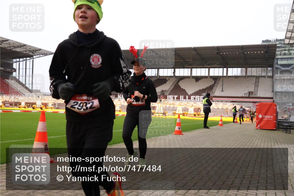 08.12.2024 - St. Pauli X-Mass-Run No. 14 Yannick Fuchs http://msf.ph/oto/7477484 08.12.2024 09:59:54 Ziel 100, 123, 2478, 2480, 2739, 2932, 2958, 3294 meine-sportfotos.de