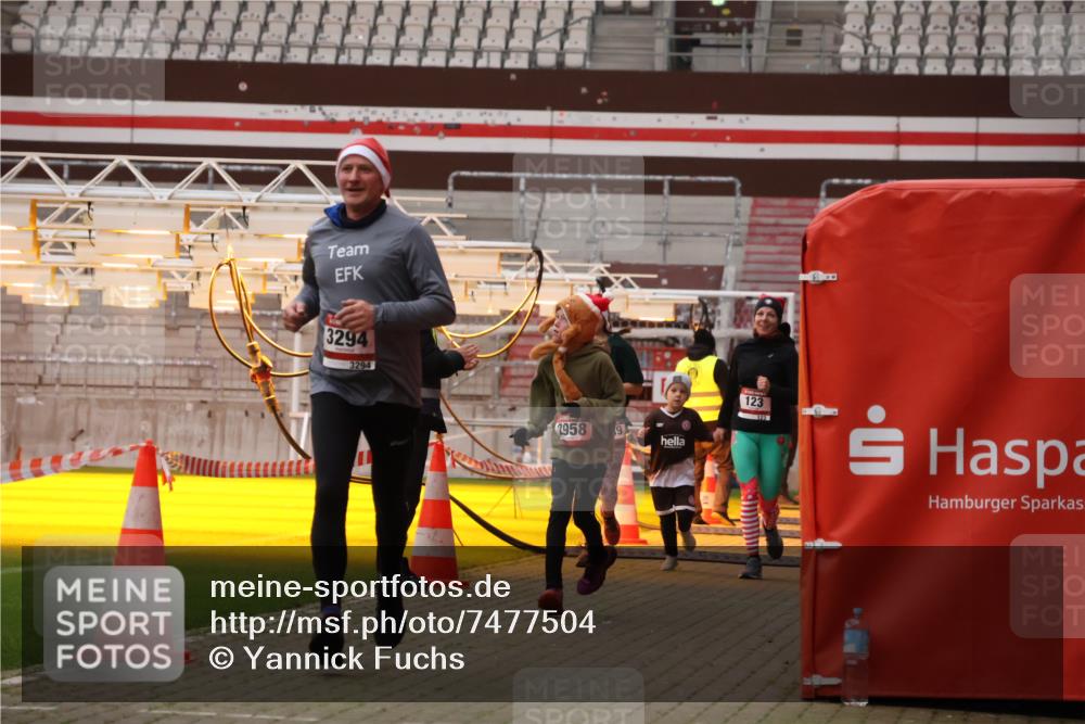 08.12.2024 - St. Pauli X-Mass-Run No. 14 Yannick Fuchs http://msf.ph/oto/7477504 08.12.2024 09:59:56 Ziel 100, 123, 2478, 2480, 2739, 2932, 2958, 3294 meine-sportfotos.de