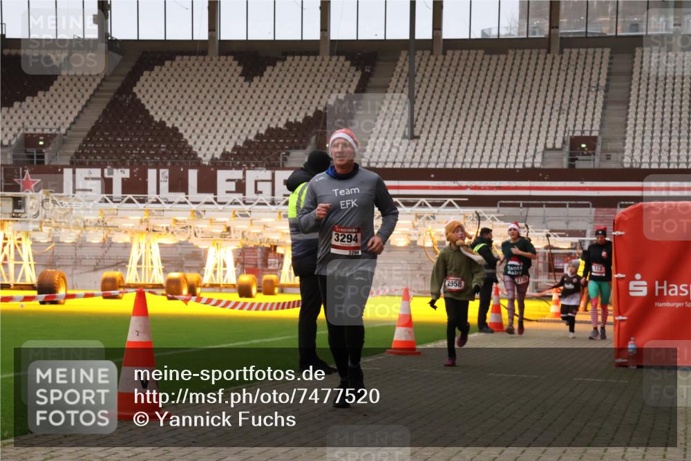08.12.2024 - St. Pauli X-Mass-Run No. 14 Yannick Fuchs http://msf.ph/oto/7477520 08.12.2024 09:59:58 Ziel 100, 123, 2478, 2480, 2739, 2932, 2958, 3294 meine-sportfotos.de