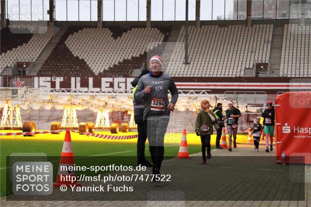08.12.2024 - St. Pauli X-Mass-Run No. 14 Yannick Fuchs http://msf.ph/oto/7477522 08.12.2024 09:59:59 Ziel 100, 123, 2478, 2480, 2739, 2932, 2958, 3294 meine-sportfotos.de