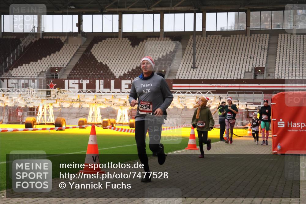 08.12.2024 - St. Pauli X-Mass-Run No. 14 Yannick Fuchs http://msf.ph/oto/7477528 08.12.2024 09:59:59 Ziel 100, 123, 2478, 2480, 2739, 2932, 2958, 3294 meine-sportfotos.de