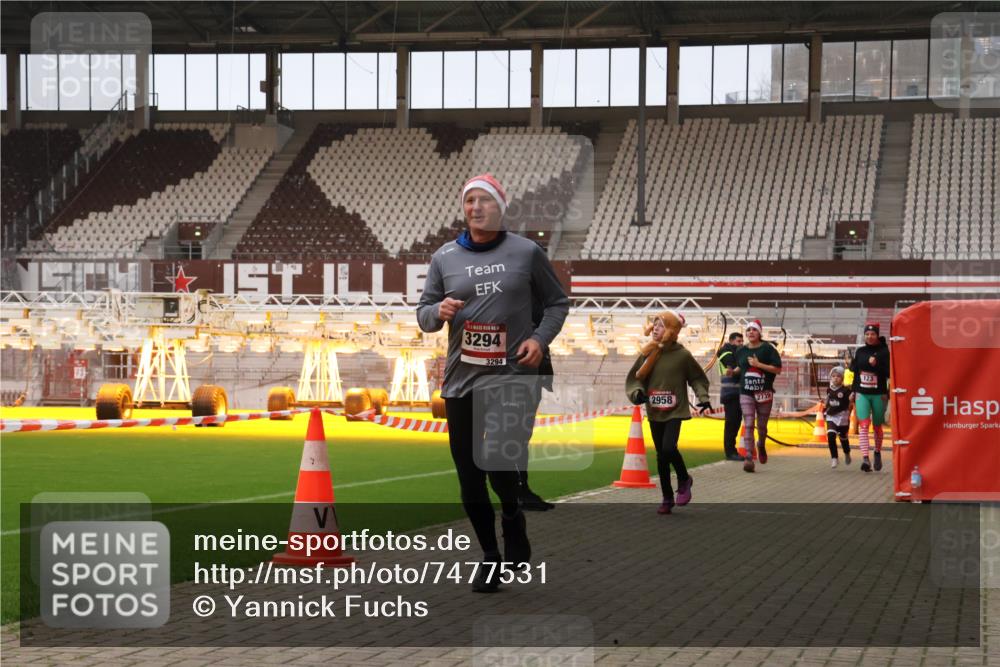 08.12.2024 - St. Pauli X-Mass-Run No. 14 Yannick Fuchs http://msf.ph/oto/7477531 08.12.2024 09:59:59 Ziel 100, 123, 2478, 2480, 2739, 2932, 2958, 3294 meine-sportfotos.de