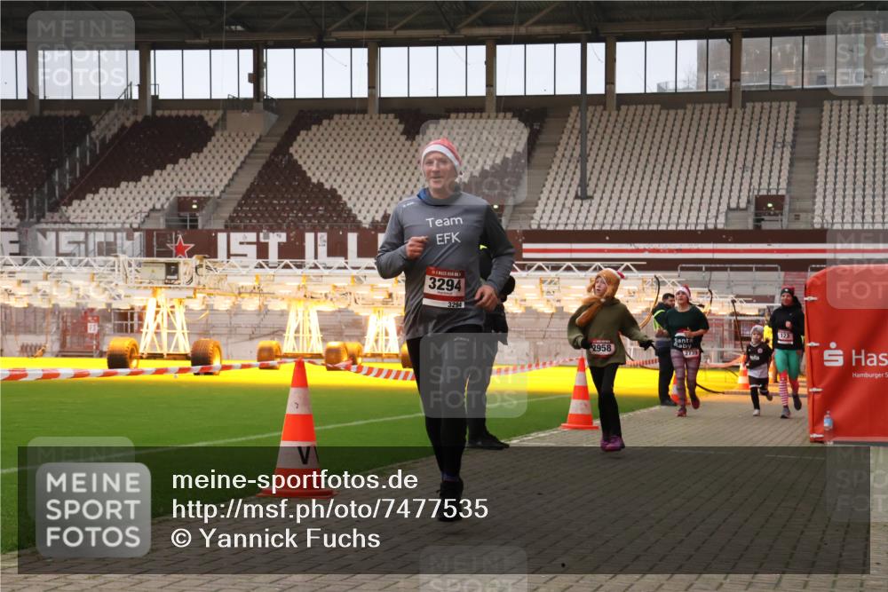 08.12.2024 - St. Pauli X-Mass-Run No. 14 Yannick Fuchs http://msf.ph/oto/7477535 08.12.2024 09:59:59 Ziel 100, 123, 2478, 2480, 2739, 2932, 2958, 3294 meine-sportfotos.de
