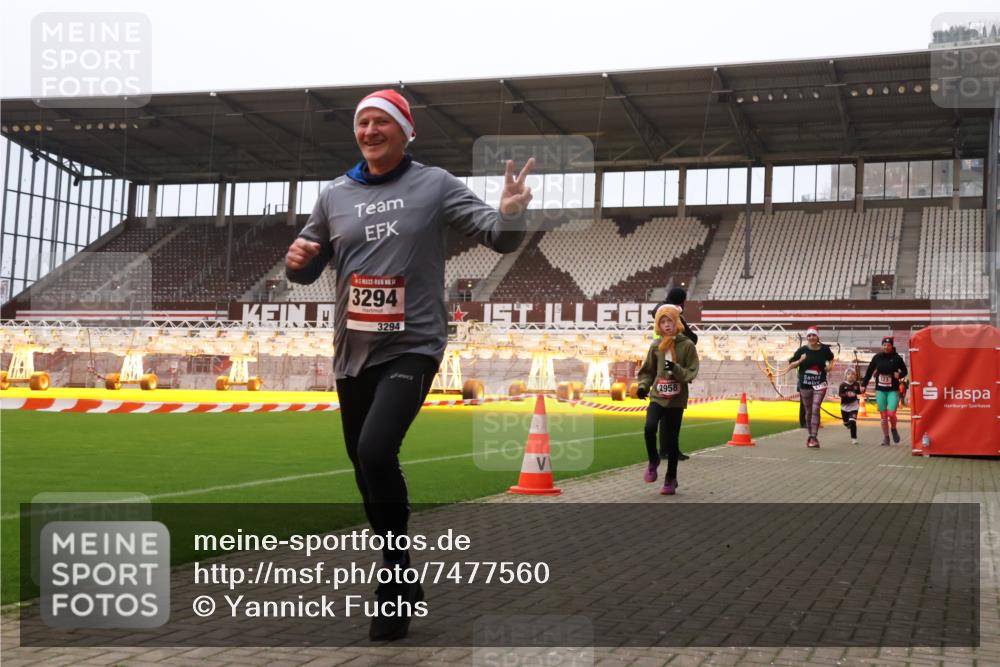 08.12.2024 - St. Pauli X-Mass-Run No. 14 Yannick Fuchs http://msf.ph/oto/7477560 08.12.2024 10:00:01 Ziel 123, 2478, 2480, 2739, 2932, 2958, 3294 meine-sportfotos.de