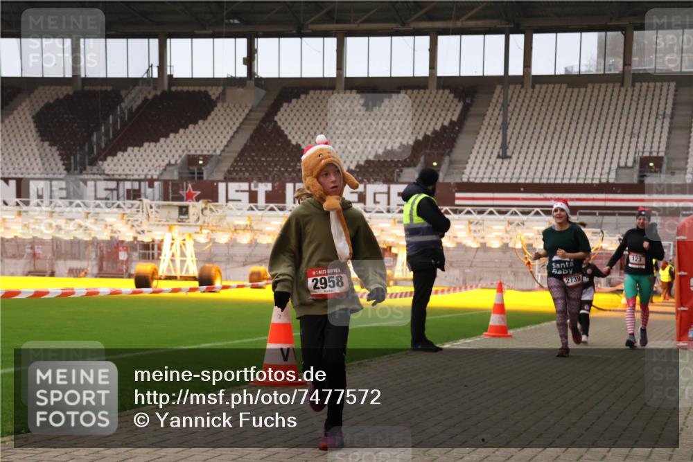08.12.2024 - St. Pauli X-Mass-Run No. 14 Yannick Fuchs http://msf.ph/oto/7477572 08.12.2024 10:00:02 Ziel 123, 2478, 2480, 2739, 2958, 3294 meine-sportfotos.de