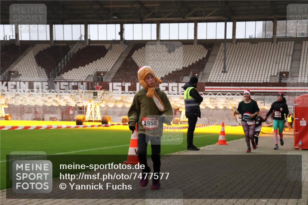 08.12.2024 - St. Pauli X-Mass-Run No. 14 Yannick Fuchs http://msf.ph/oto/7477577 08.12.2024 10:00:02 Ziel 123, 2478, 2480, 2739, 2958, 3294 meine-sportfotos.de