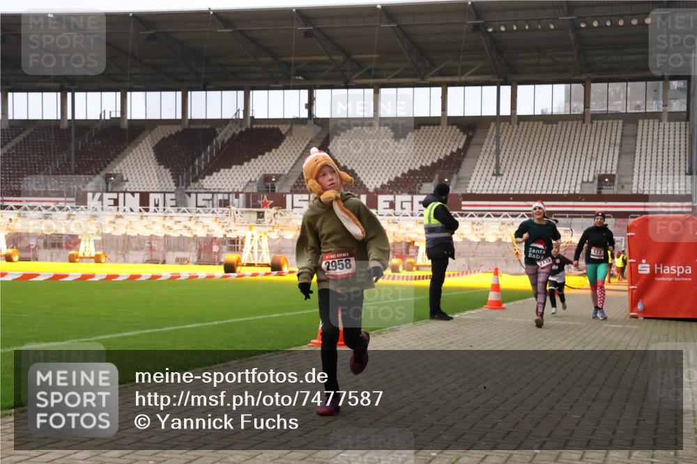 08.12.2024 - St. Pauli X-Mass-Run No. 14 Yannick Fuchs http://msf.ph/oto/7477587 08.12.2024 10:00:02 Ziel 123, 2478, 2480, 2739, 2958, 3294 meine-sportfotos.de