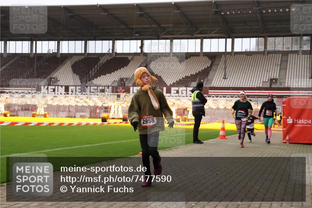 08.12.2024 - St. Pauli X-Mass-Run No. 14 Yannick Fuchs http://msf.ph/oto/7477590 08.12.2024 10:00:02 Ziel 123, 2478, 2480, 2739, 2958, 3294 meine-sportfotos.de