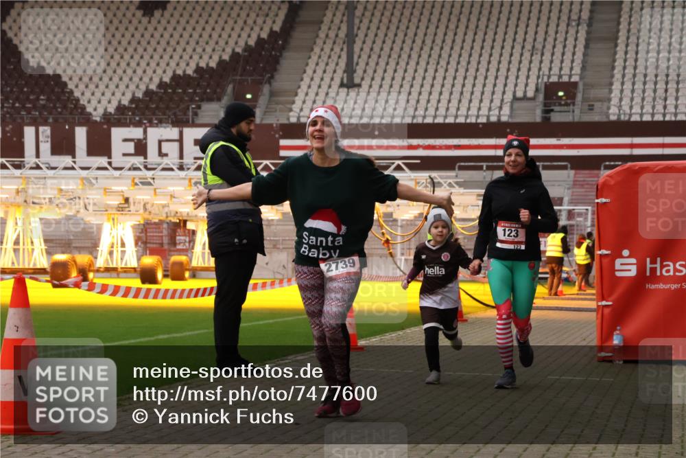 08.12.2024 - St. Pauli X-Mass-Run No. 14 Yannick Fuchs http://msf.ph/oto/7477600 08.12.2024 10:00:03 Ziel 123, 2478, 2480, 2739, 2958, 3294 meine-sportfotos.de
