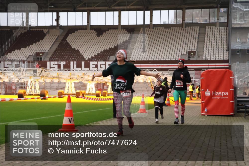 08.12.2024 - St. Pauli X-Mass-Run No. 14 Yannick Fuchs http://msf.ph/oto/7477624 08.12.2024 10:00:04 Ziel 123, 2478, 2480, 2739, 2958, 3294 meine-sportfotos.de