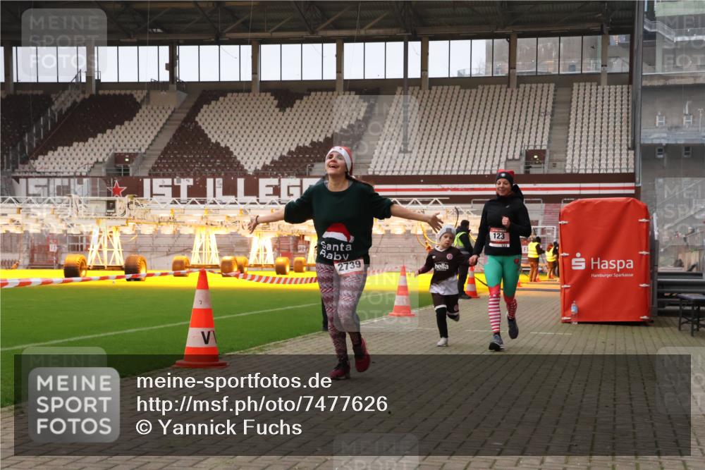 08.12.2024 - St. Pauli X-Mass-Run No. 14 Yannick Fuchs http://msf.ph/oto/7477626 08.12.2024 10:00:04 Ziel 123, 2478, 2480, 2739, 2958, 3294 meine-sportfotos.de