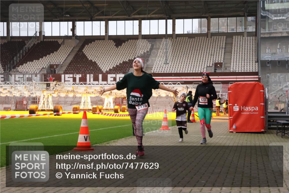 08.12.2024 - St. Pauli X-Mass-Run No. 14 Yannick Fuchs http://msf.ph/oto/7477629 08.12.2024 10:00:04 Ziel 123, 2478, 2480, 2739, 2958, 3294 meine-sportfotos.de