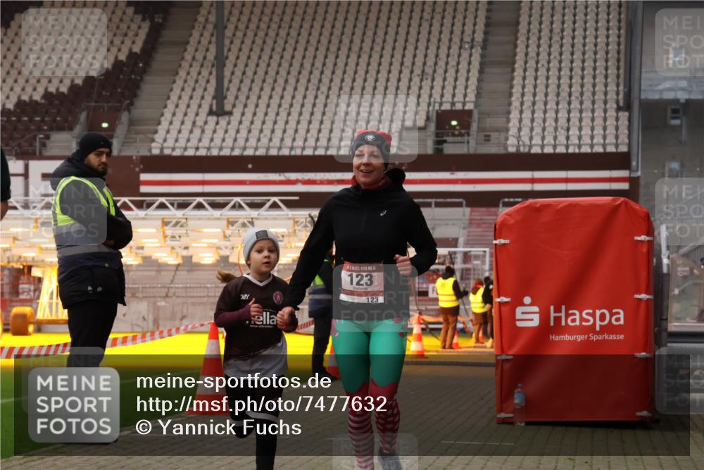 08.12.2024 - St. Pauli X-Mass-Run No. 14 Yannick Fuchs http://msf.ph/oto/7477632 08.12.2024 10:00:05 Ziel 123, 2478, 2480, 2739, 2958, 3172, 3294 meine-sportfotos.de