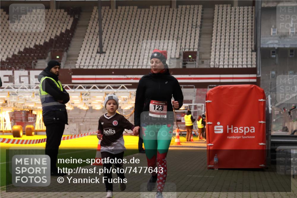 08.12.2024 - St. Pauli X-Mass-Run No. 14 Yannick Fuchs http://msf.ph/oto/7477643 08.12.2024 10:00:05 Ziel 123, 2478, 2480, 2739, 2958, 3172, 3294 meine-sportfotos.de