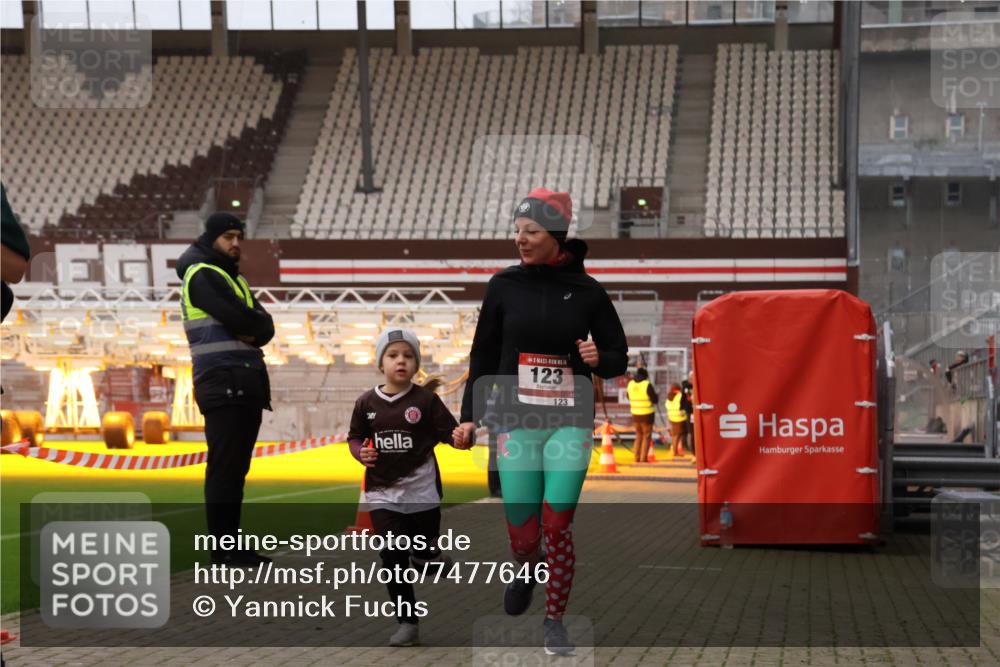 08.12.2024 - St. Pauli X-Mass-Run No. 14 Yannick Fuchs http://msf.ph/oto/7477646 08.12.2024 10:00:05 Ziel 123, 2478, 2480, 2739, 2958, 3172, 3294 meine-sportfotos.de