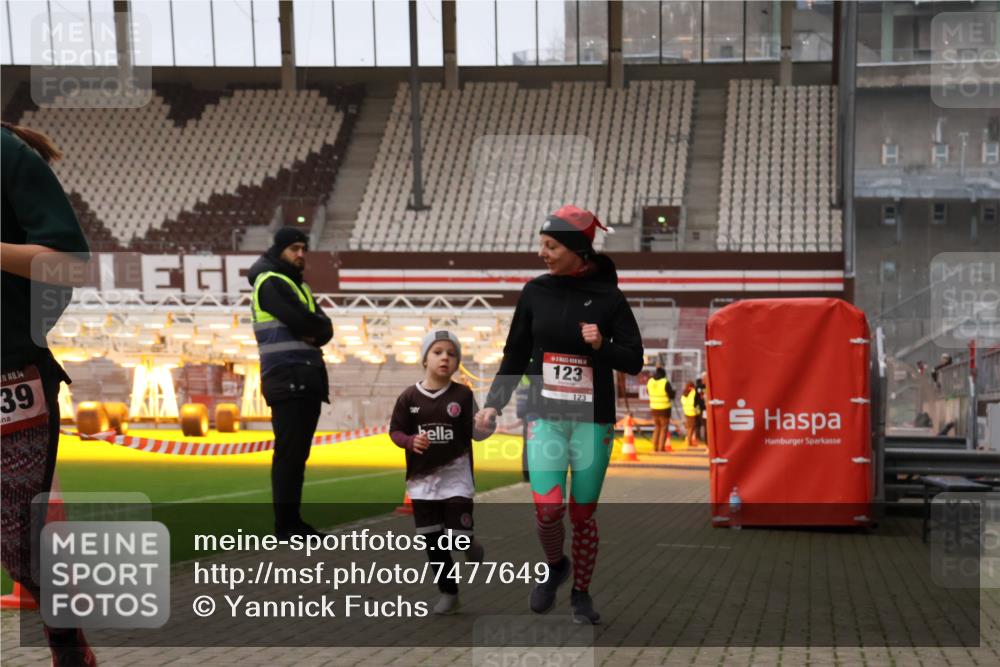 08.12.2024 - St. Pauli X-Mass-Run No. 14 Yannick Fuchs http://msf.ph/oto/7477649 08.12.2024 10:00:05 Ziel 123, 2478, 2480, 2739, 2958, 3172, 3294 meine-sportfotos.de