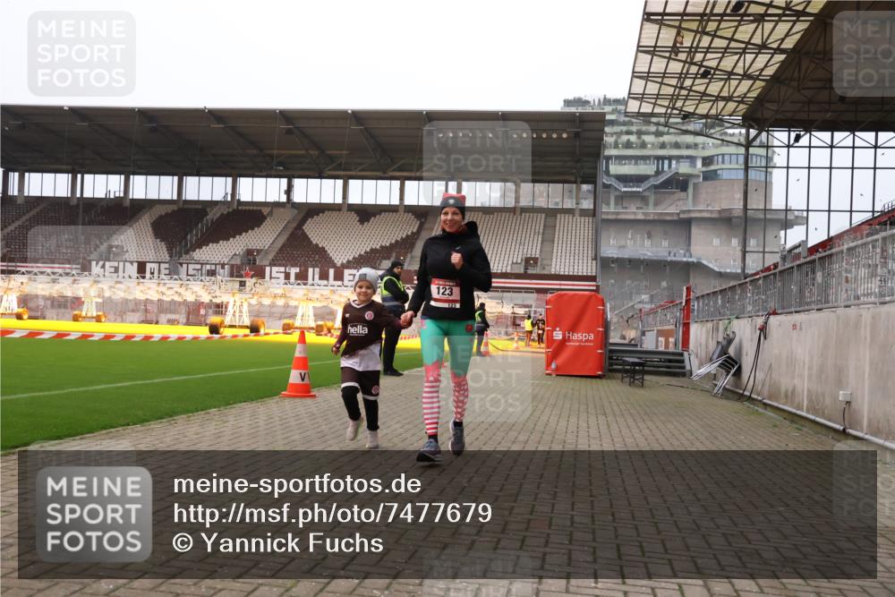 08.12.2024 - St. Pauli X-Mass-Run No. 14 Yannick Fuchs http://msf.ph/oto/7477679 08.12.2024 10:00:07 Ziel 123, 2478, 2480, 2739, 2958, 3172, 3294 meine-sportfotos.de