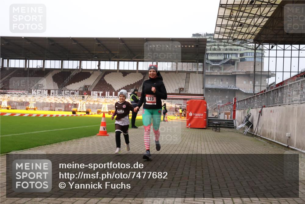08.12.2024 - St. Pauli X-Mass-Run No. 14 Yannick Fuchs http://msf.ph/oto/7477682 08.12.2024 10:00:07 Ziel 123, 2478, 2480, 2739, 2958, 3172, 3294 meine-sportfotos.de