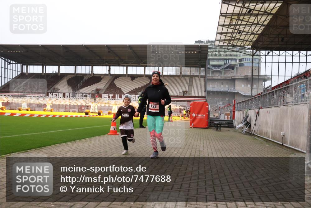 08.12.2024 - St. Pauli X-Mass-Run No. 14 Yannick Fuchs http://msf.ph/oto/7477688 08.12.2024 10:00:07 Ziel 123, 2478, 2480, 2739, 2958, 3172, 3294 meine-sportfotos.de