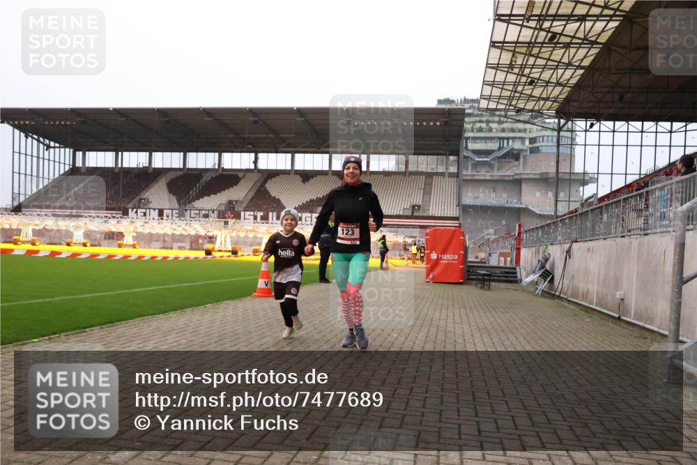 08.12.2024 - St. Pauli X-Mass-Run No. 14 Yannick Fuchs http://msf.ph/oto/7477689 08.12.2024 10:00:07 Ziel 123, 2478, 2480, 2739, 2958, 3172, 3294 meine-sportfotos.de
