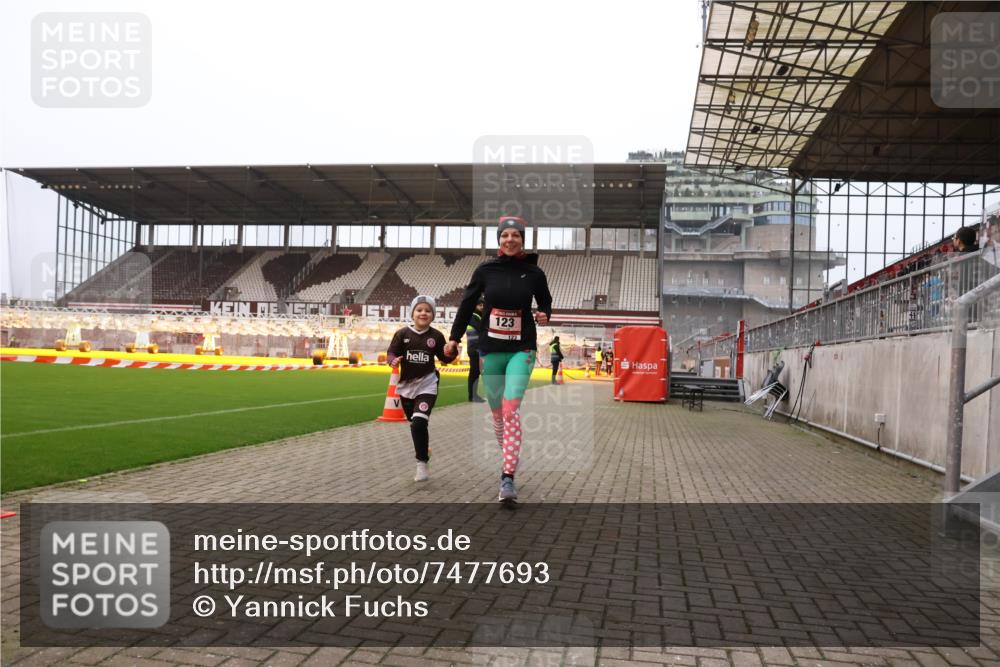 08.12.2024 - St. Pauli X-Mass-Run No. 14 Yannick Fuchs http://msf.ph/oto/7477693 08.12.2024 10:00:07 Ziel 123, 2478, 2480, 2739, 2958, 3172, 3294 meine-sportfotos.de