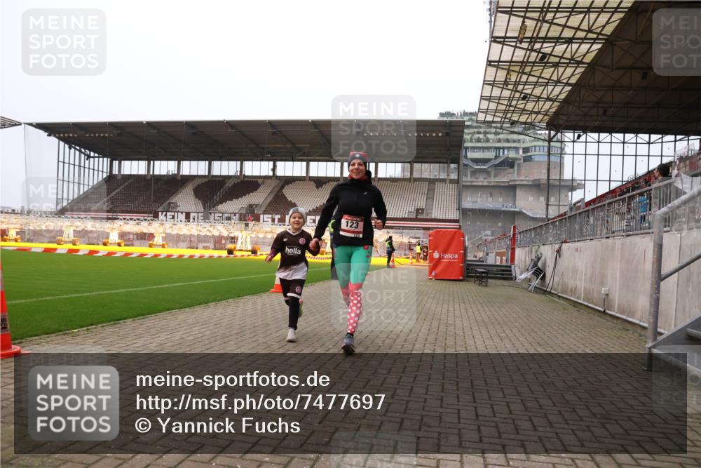 08.12.2024 - St. Pauli X-Mass-Run No. 14 Yannick Fuchs http://msf.ph/oto/7477697 08.12.2024 10:00:07 Ziel 123, 2478, 2480, 2739, 2958, 3172, 3294 meine-sportfotos.de