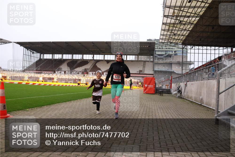 08.12.2024 - St. Pauli X-Mass-Run No. 14 Yannick Fuchs http://msf.ph/oto/7477702 08.12.2024 10:00:07 Ziel 123, 2478, 2480, 2739, 2958, 3172, 3294 meine-sportfotos.de