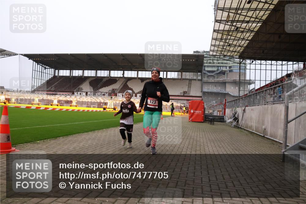 08.12.2024 - St. Pauli X-Mass-Run No. 14 Yannick Fuchs http://msf.ph/oto/7477705 08.12.2024 10:00:07 Ziel 123, 2478, 2480, 2739, 2958, 3172, 3294 meine-sportfotos.de