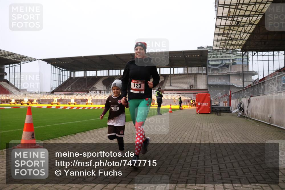 08.12.2024 - St. Pauli X-Mass-Run No. 14 Yannick Fuchs http://msf.ph/oto/7477715 08.12.2024 10:00:08 Ziel 123, 2478, 2480, 2739, 2958, 3013, 3015, 3172, 3294 meine-sportfotos.de