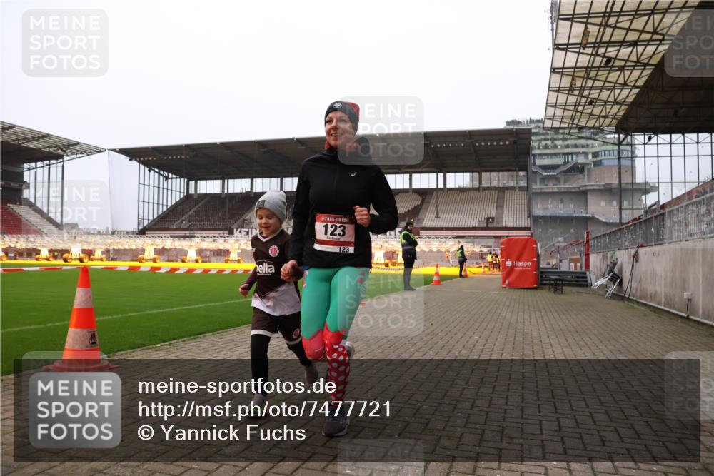 08.12.2024 - St. Pauli X-Mass-Run No. 14 Yannick Fuchs http://msf.ph/oto/7477721 08.12.2024 10:00:08 Ziel 123, 2478, 2480, 2739, 2958, 3013, 3015, 3172, 3294 meine-sportfotos.de