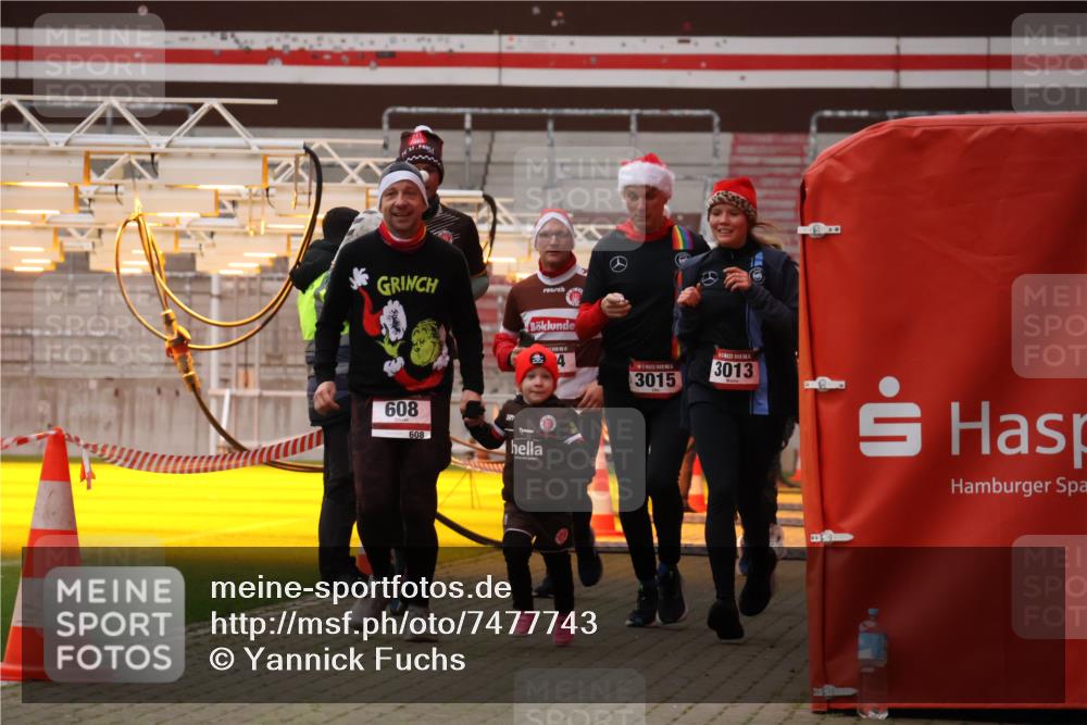 08.12.2024 - St. Pauli X-Mass-Run No. 14 Yannick Fuchs http://msf.ph/oto/7477743 08.12.2024 10:00:18 Ziel 174, 259, 484, 608, 3013, 3015, 3170, 3172 meine-sportfotos.de